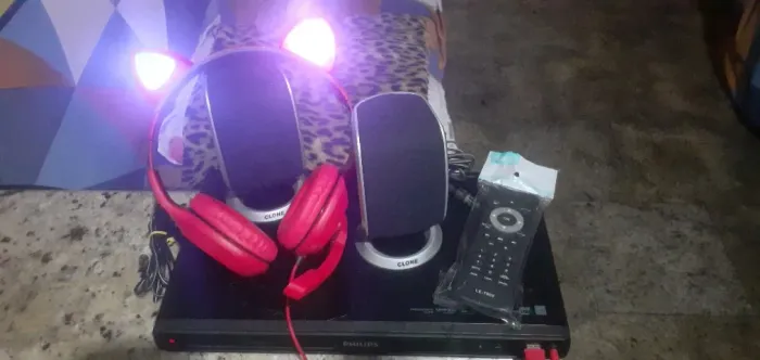 DVD Karaokê + Headset + caixas booster + cabo HDMI para RCA