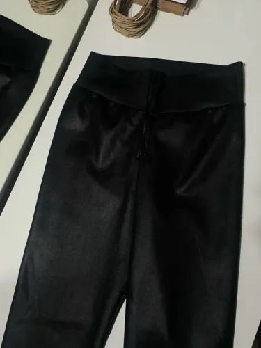 Calça de couro sintético