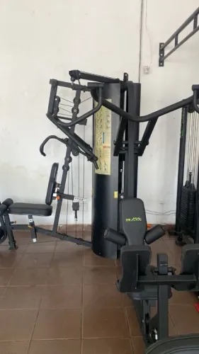 Aparelho de musculação completo para treino em casa
