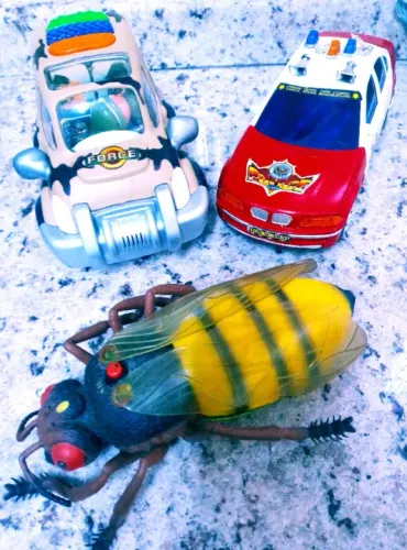 3 Brinquedos elétricos Vintage, Policial,Militar bate volta,Abelha Gigante!Alguns defeitos