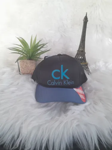 BONÉ CALVIN KLEIN METADE REDINHA