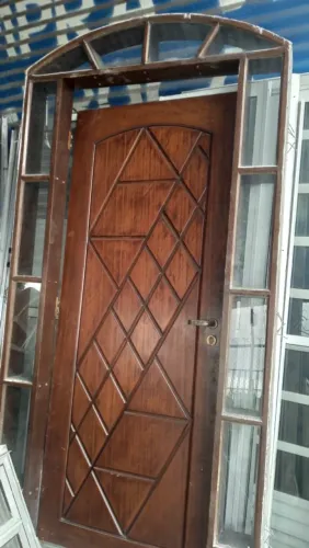 Porta com portal de madeira maciça - Completa