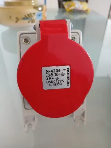 TOMADA TRIFÁSICA N-4206