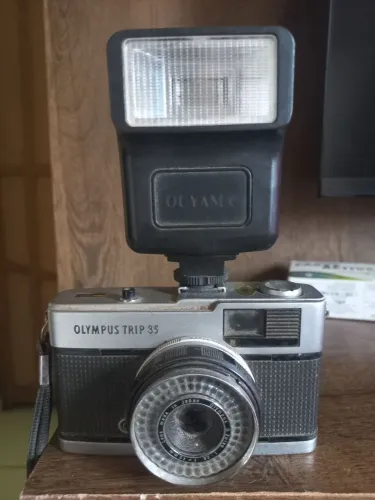 ? Olympus Trip 35 + Flash Ouyama (funciona, precisa revisão - falta tampa da pilha)