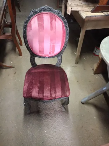 Cadeira medalhão antiga com design clássico