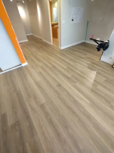 Instalação de piso vinílico laminado é rodapé!