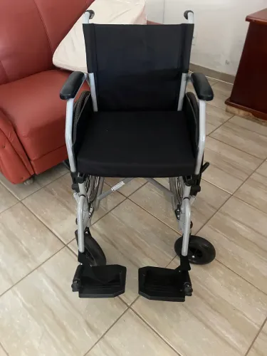 Cadeira de rodas desmontável e dobrável