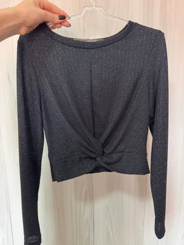 Cropped manga longa preta com brilho