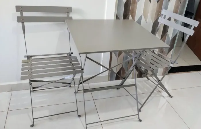 Mesa de ferro com duas cadeiras 