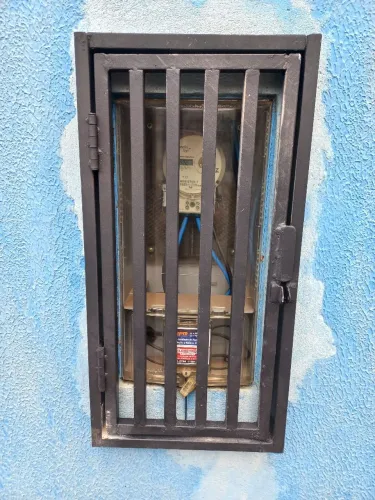 Grades de poste de energia e agua