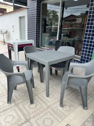 Conjunto de mesa e cadeiras para área externa