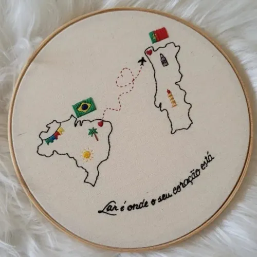 Quadro Bordado Mapa do Mundo com Frases