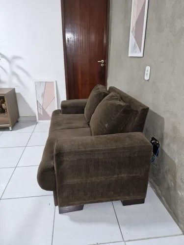 Sofá marrom confortável e espaçoso