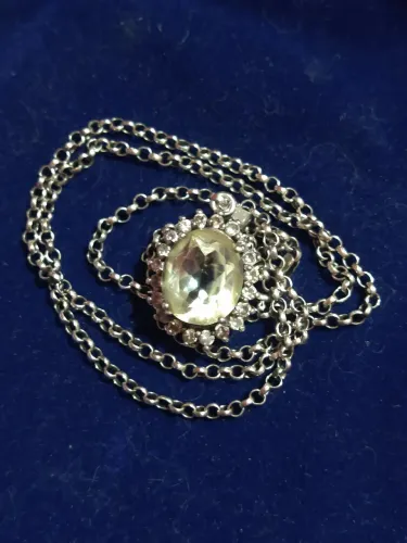 Corrente em prata  com pingente cristal lindo!