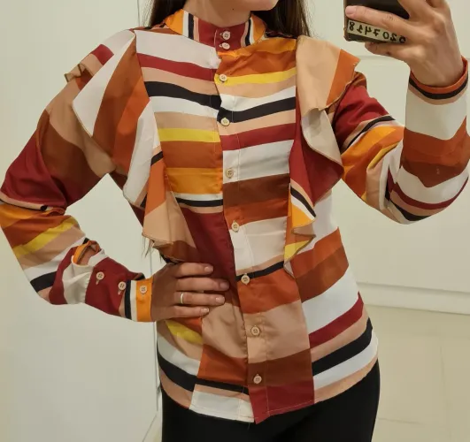 Blusa feminina manga comprida gola polo social laranja preto branco e terra cota elegante