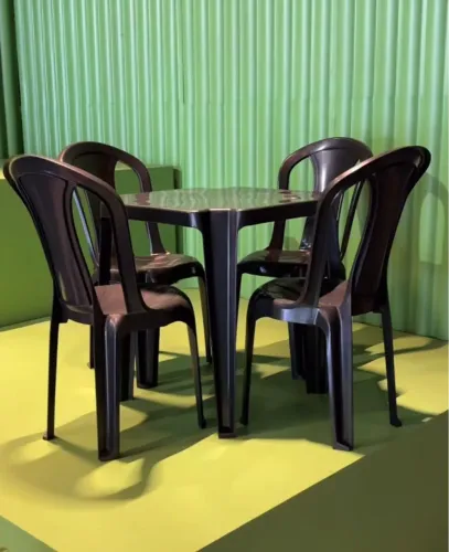 Conjunto Mesa + 4 Cadeiras Plásticas - Resistente 152kg - Entrega em Salvador