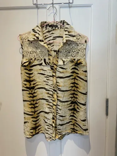 Blusa com estampa de onça