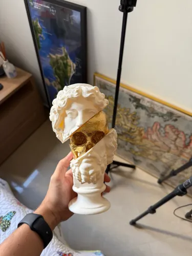 Cabeça de Helios com crânio dourado