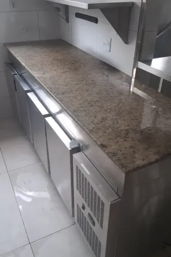 Balcão Refrigerado Encosto 4 Portas Inox - Com bancada de Marmore