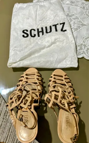 Sandália Schütz salto alto 