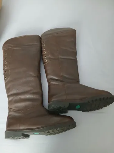 Bota cano longo de couro com lâ N39