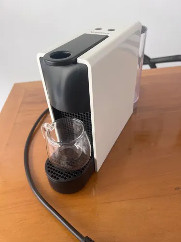 Máquina de Café Nespresso Essenza Mini Branca