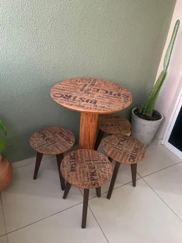 Mesa bistrô de madeira 