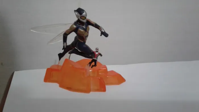 Miniatura Disney Marvel Vespa e Homem Formiga