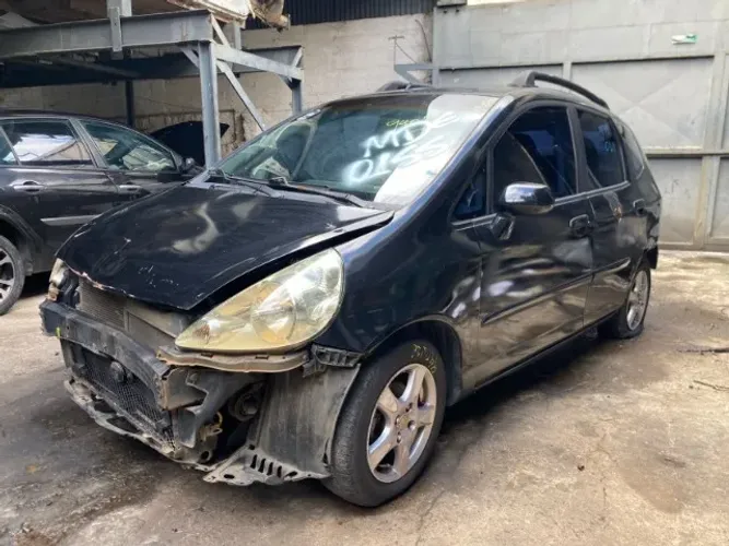 Honda Fit LX 1.4 8 válvulas - sucata com câmbio manual