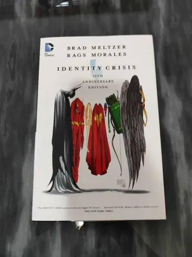 Identity Crisis - 10th Anniversary Edition - em INGLÊS 