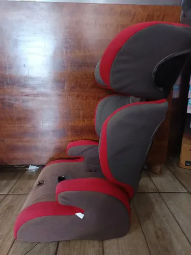 Cadeirinha para carro com elevação.