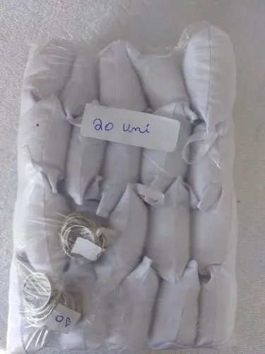 Kit com 20 mini almofadas brancas para chaveiros