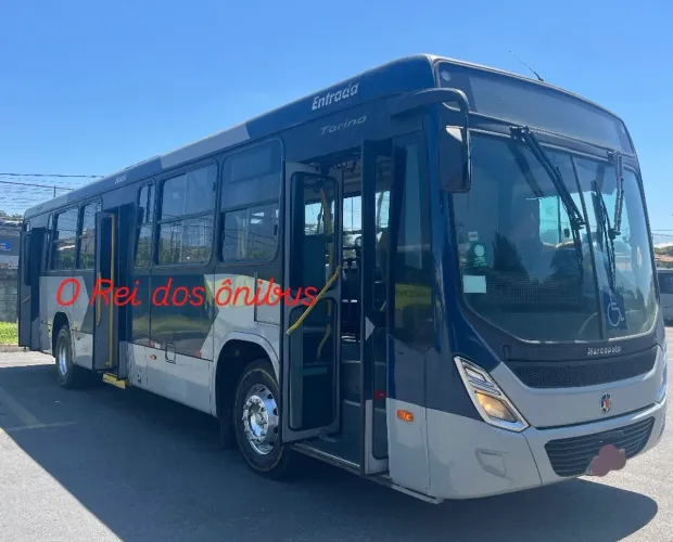 Ônibus urbano com ar condicionado 