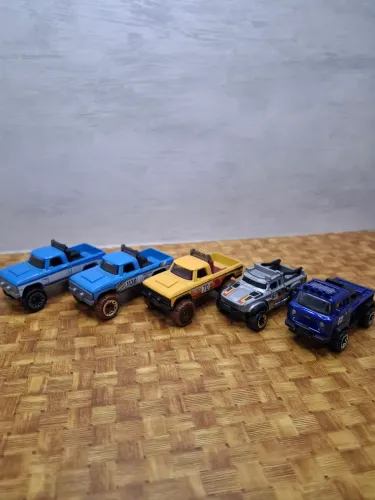Kit com 5 HotWheels (pick-ups)