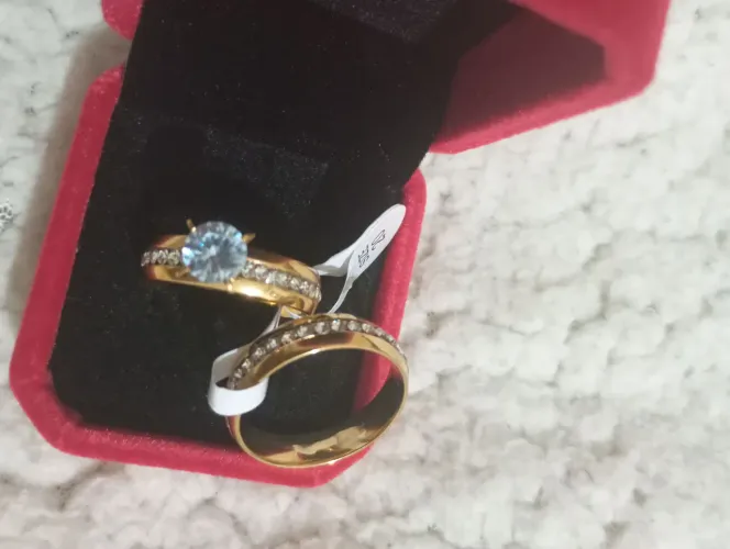 Par de Alianças de Casamento com Pedra