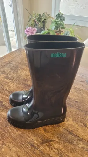 Bota preta Melissa 33/34 (como nova, na caixa) R$ 249,00