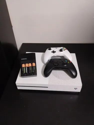 Xbox One s 1TB com carregador das pilhas e 2 controles e todos os cabos.
