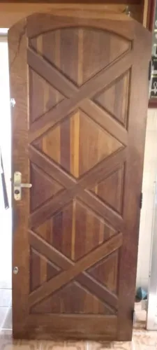 Porta em madeira maciça.