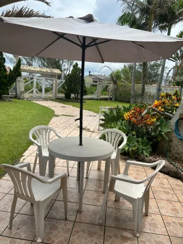 Conjunto de mesa e cadeiras + Guarda sol