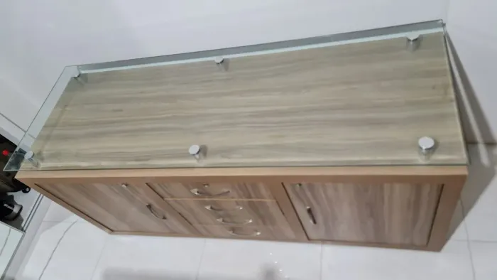 RACK COM VIDRO, GAVETAS E PORTAS 