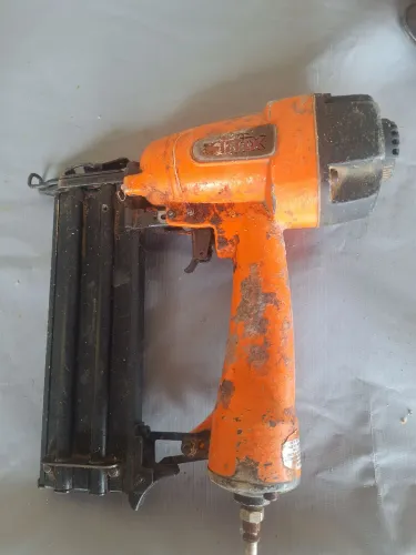 Pistola de grampos pneumática 