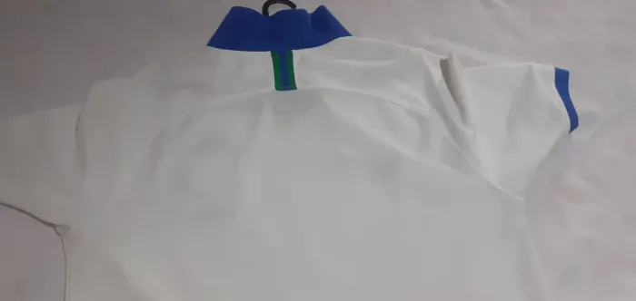 Camisa Esportiva Branca com Detalhes em Azul