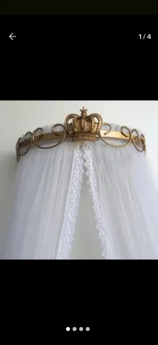 Dossel para berço com coroa dourada