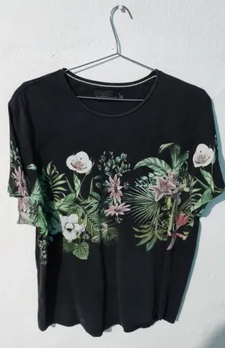 Camiseta Floral Tamanho: GG Cor: Preta - A.L Contemporâneo
