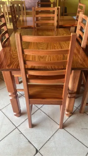 Mesa 4 cadeiras pernas torneadas 
