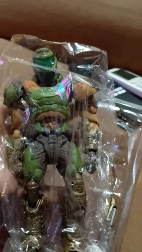 Boneco Doom Slayer action figure