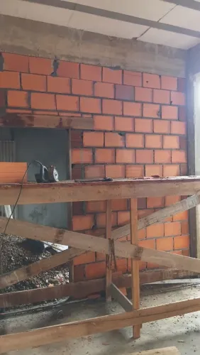 Sou pedreiro mestre de obra estou disponível.