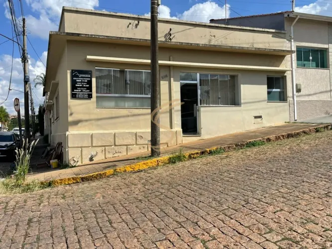 Casa de esquina no Centro ideal para escritório ou clínica