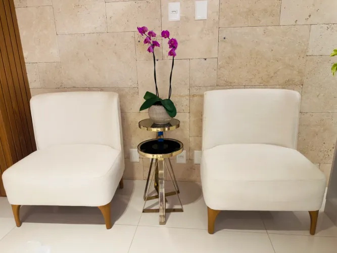 Duas poltronas chiques em linho e detalhes em madeira