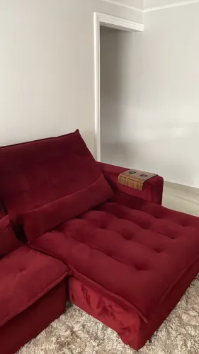 Sofá reclinável na cor Bordo/Vinho